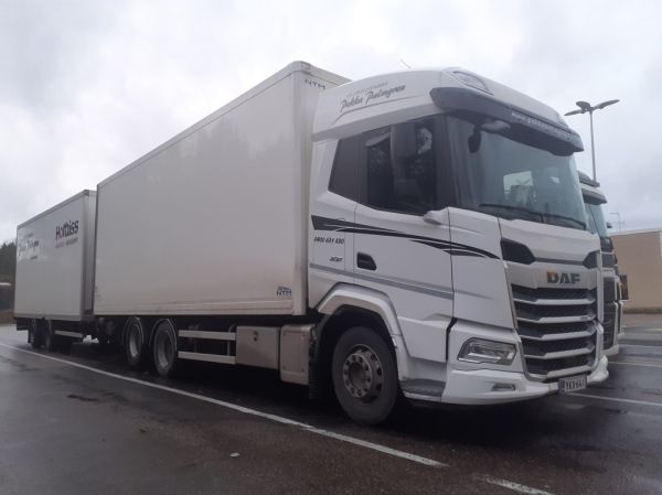 Tilausliikenne P Palmgrenin DAF XF530
Tilausliikenne P Palmgrenin DAF XF530 keskiakseliperävaunuyhdistelmä.
Avainsanat: Palmgren DAF XF530 ST1 Hirvaskangas