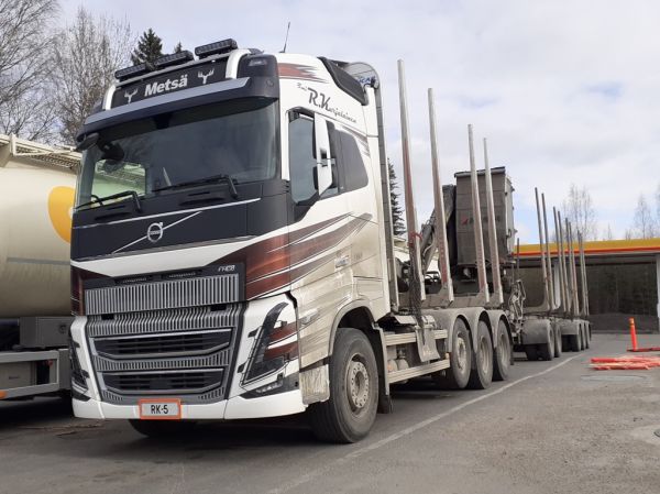 Tmi R Karjalaisen Volvo FH16
Tmi R Karjalaisen Volvo FH16 puutavarayhdistelmä.
Avainsanat: Karjalainen Volvo FH16 Shell Hirvaskangas