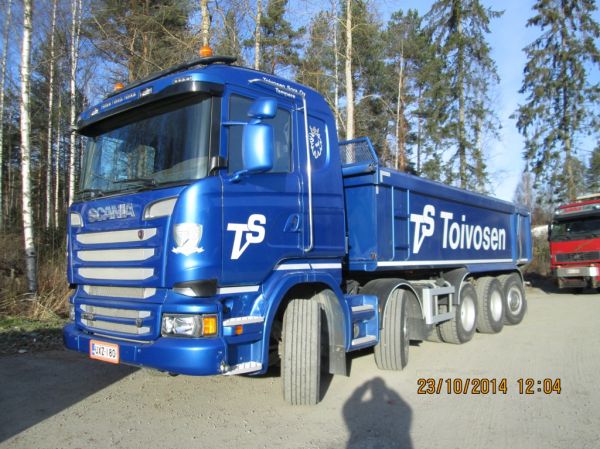 Toivosen Soran Scania R730
Toivosen Sora Oy:n viisi akselinen Scania R730 sora-auto oli neliakselisen kasettikärryn kanssa yksi Äänekosken Hiskinmäen siltatyömaan koekuormitukseen osallistuneista ajoneuvoista. Muita testissä mukana olleita olivat Silvastin lavetti, jonka kyydissä oli kuorma-auto, yksi puutavarakuormassa ollut puutavarayhdistelmä ja kaksi paikallista autoilijaa neljäakselisilla sora-autoillaan.
Avainsanat: Toivonen Scania R730 Neste