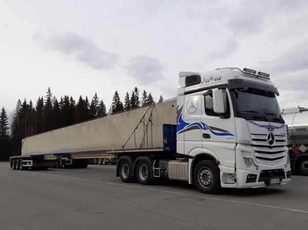 Tommin Kuljetuksen MB 3253 Actros
Tommin Kuljetus Oy:n MB 3253 Actros puoliperävaunuyhdistelmä.
Avainsanat: Tommin-Kuljetus MB 3253 Actros ABC Hirvaskangas