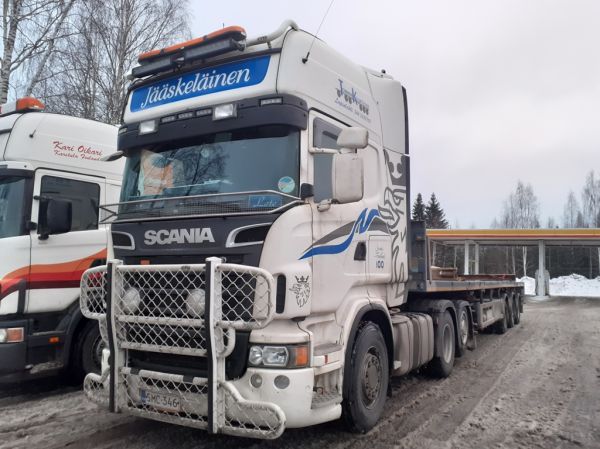 Tommin Kuljetuksen Scania R620
Tommin Kuljetus Oy:n Scania R620 puoliperävaunuyhdistelmä.
Avainsanat: Tommin-Kuljetus Scania R620 Shell Hirvaskangas Late