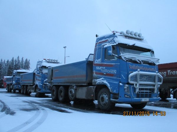 Töppösiä jonossa
Kuljetus Töppösen Volvo FH16 sora-autot ja Team Töppösen Sisu sora-auto jonossa Hirvaskankaan ABC:n rekkaparkissa.
Avainsanat: Töppönen Team-Töppönen Volvo FH16 Sisu ABC Hirvaskangas