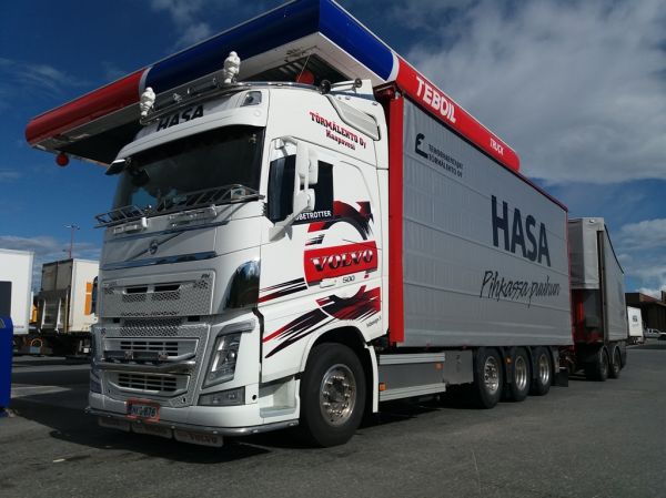 Törmälehdon Volvo FH500
Törmälehto Oy:n Volvo FH500 täysperävaunuyhdistelmä
Avainsanat: Törmälehto Volvo FH500 ABC Hirvaskangas