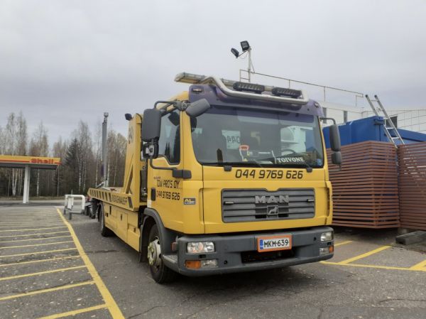 Tow Pros´sin MAN TGL 12.240
Tow Pro's Oy:n MAN TGL 12.240 hinausauto.
Avainsanat: Tow Pros MAN TGL 12.240 Toivone Pikkurahtari Shell Hirvaskangas
