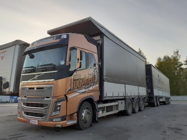 TransTuovisen Volvo FH650
TransTuovisen nosturilla varustettu Volvo FH650 täysperävaunuyhdistelmä.
Avainsanat: TransTuovinen Volvo FH650