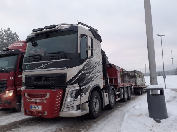 Trans-Jääskeläisen Volvo FH540
Trans-Jääskeläinen Oy:n nosturilla varustettu Volvo FH540 täysperävaunuyhdistelmä.
Avainsanat: Trans-Jääskeläinen Volvo FH540 Shell Hirvaskangas