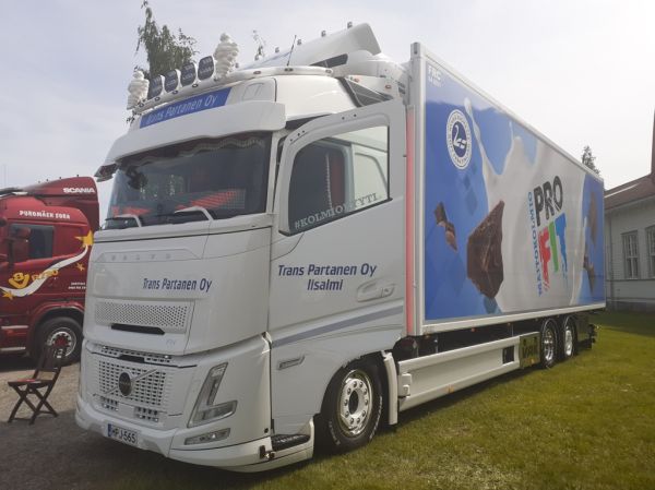 Trans Partasen Volvo FH500
Osuuskunta Maitokolmion ajossa oleva Trans Partanen Oy:n Volvo FH500 rahtiauto.
Avainsanat: Trans-Partanen Volvo FH500 Maitokolmio Pro-fit Kolmiokyyti Viitasaari25