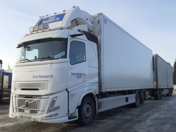 Trans Partasen Volvo FH500
Trans Partanen Oy:n Volvo FH500 täysperävaunuyhdistelmä.
Avainsanat: Trans-Partanen Volvo FH500 ABC Hirvaskangas Kaasuauto Venni