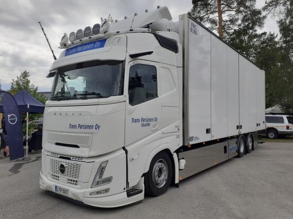 Klikkaa kuvaa nähdäksesi se täysikokoisena
==============
Trans Partasen Volvo FH500
Trans Partanen Oy:n Volvo FH500 rahtiauto.
Avainsanat: Trans-Partanen Volvo FH500 Runni26 Kaasuauto Trans Partasen Volvo FH500
Trans Partanen Oy:n Volvo FH500 rahtiauto.
Avainsanat: Trans-Partanen Volvo FH500 Runni26 Kaasuauto