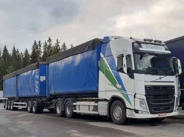 Transitarin Volvo FH500
Transitar Oy:n Volvo FH500 täysperävaunuyhdistelmä.
Avainsanat: Transitar Volvo FH500 ABC Hirvaskangas