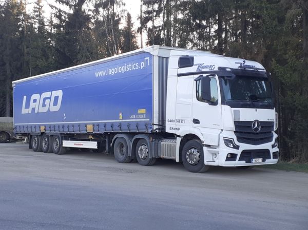 Klikkaa kuvaa nähdäksesi se täysikokoisena
==============
Transport K Lindholm&Co:n MB 2548 Actros
Transport K Lindholm&Co Ab:n MB 2548 Actros puoliperävaunuyhdistelmä.
Avainsanat: Lindholm&Co MB 2548 Actros ABC Hirvaskangas Lago Transport K Lindholm&Co:n MB 2548 Actros
Transport K Lindholm&Co Ab:n MB 2548 Actros puoliperävaunuyhdistelmä.
Avainsanat: Lindholm&Co MB 2548 Actros ABC Hirvaskangas Lago