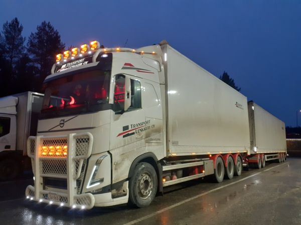 Klikkaa kuvaa nähdäksesi se täysikokoisena
==============
Transport Lenkkerin Volvo FH
Transport Lenkkeri Oy:n Volvo FH täysperävaunuyhdistelmä.
Avainsanat: Lenkkeri Volvo FH ST1 Hirvaskangas Transport Lenkkerin Volvo FH
Transport Lenkkeri Oy:n Volvo FH täysperävaunuyhdistelmä.
Avainsanat: Lenkkeri Volvo FH ST1 Hirvaskangas