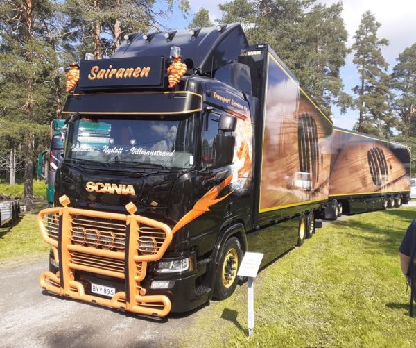 Transport Sairasen Scania
Olvin ajossa oleva Transport Sairanen Oy:n Scania täysperävaunuyhdistelmä.
Avainsanat: Olvi Sairanen Scania Runni25
