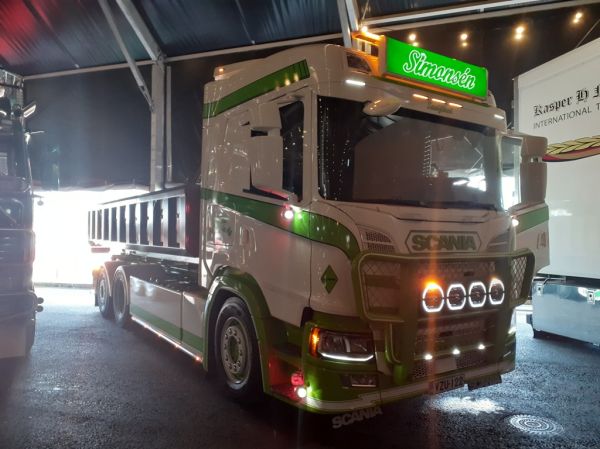 Transport Simonsenin Scania
Transport Simonsen Ab:n Scania vaihtolava-auto.
Avainsanat: Simonsen Scania Himos25