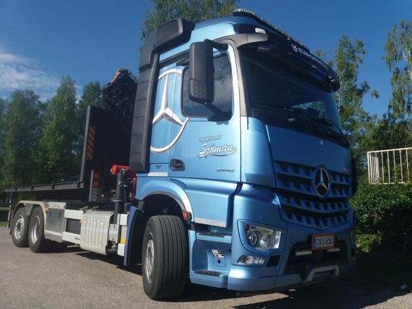 Transport Sjömanin MB 2546 Arocs
Transport Sjömanin nosturilla varustettu MB 2546 Arocs vaihtolava-auto.
Avainsanat: Sjöman MB 2546 Arocs