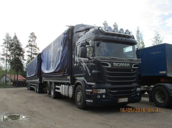 Kuljetus Tuomisen Scania R560
Kuljetus Tuomiset Ay:n Scania R560 täysperävaunuyhdistelmä. 
Avainsanat: Tuominen Scania R560