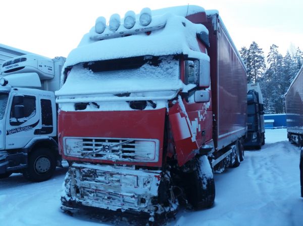 Turve&Koneen Volvo FH
Turve&Koneen Volvo FH turveauto liikenneonnettomuuden jälkeen.
Avainsanat: Turve&Kone Volvo FH