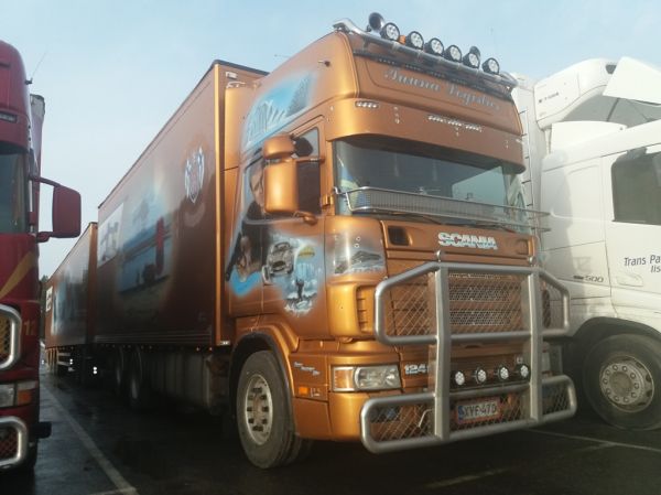Tuuna Logisticsin Scania 124
Tuuna Logisticsin Scania 124 007 täysperävaunuyhdistelmä.
Keywords: Tuuna Logistics Scania 124 007 ABC Hirvaskangas