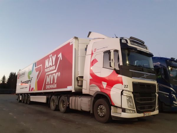 UKK-Expressin Volvo FH
UKK-Expressin Volvo FH puoliperävaunuyhdistelmä.
Avainsanat: UKK-Express Volvo FH ABC Hirvaskangas 22