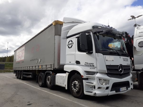 Ukemix Logisticsin MB 2543 Actros
Ukemix Logisticsin MB 2543 Actros puoliperävaunuyhdistelmä.
Avainsanat: Ukemix MB 2543 Actros Shell Hirvaskangas