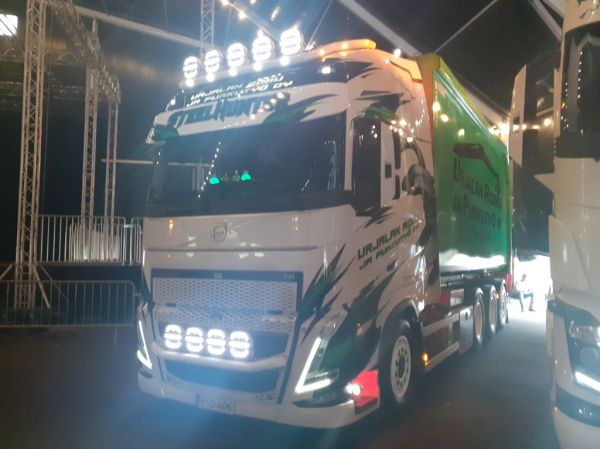 Urjalan Romu Ja Purkutyön Volvo FH
Urjalan Romu Ja Purkutyö Oy:n Volvo FH "Steel Hunter" vaihtolava-auto.
Avainsanat: Urjalan Romu Ja Purkutyö Volvo FH Steel Hunter Himos26