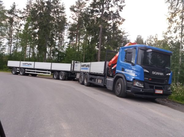 Uudenmaan Kuljetuspalvelun Scania P410XT
Uudenmaan Kuljetuspalvelun nosturilla varustettu Scania P410XT täysperävaunuyhdistelmä.
Avainsanat: Uudenmaan Kuljetuspalvelu Scania P410XT