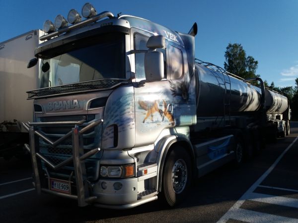 Vek-Kuljetuksen Scania
Vek-Kuljetus Oy:n  Scania säiliöyhdistelmä.
Avainsanat: Vek-Kuljetus Scania ABC Kortela