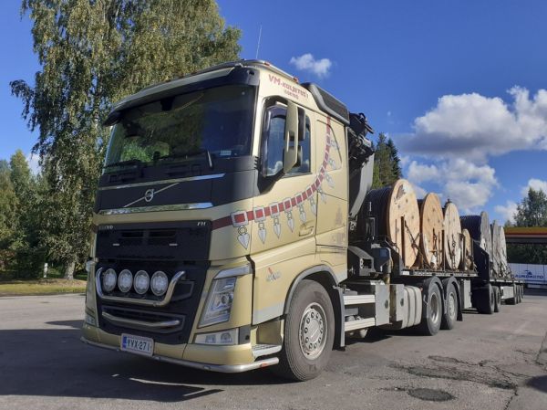 VM-Kuljetuksen Volvo FH500
VM-Kuljetus Oy:n nosturilla varustettu Volvo FH500 täysperävaunuyhdistelmä.
Avainsanat: VM-Kuljetus Volvo FH500 Shell Hirvaskangas