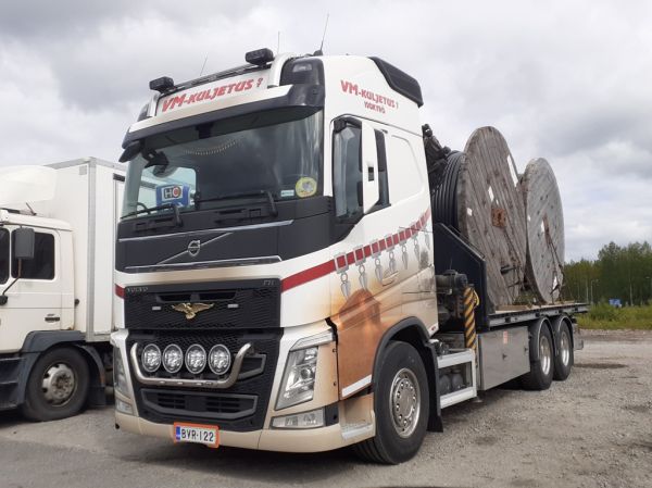 VM-Kuljetuksen Volvo FH
VM-Kuljetus Oy:n nosturilla varustettu Volvo FH.
Avainsanat: VM-Kuljetus Volvo FH Hirvaskangas