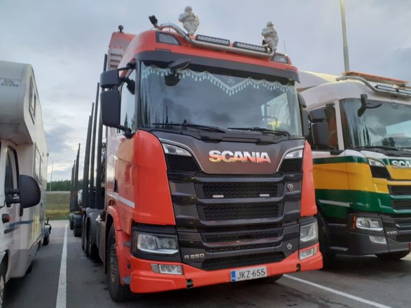 VMV Puunkuljetuksen Scania R650
VMV Puunkuljetus Ky:n Scania R650 puutavarayhdistelmä.
Avainsanat: VMV-Puunkuljetus Scania R650 Shell Hirvaskangas