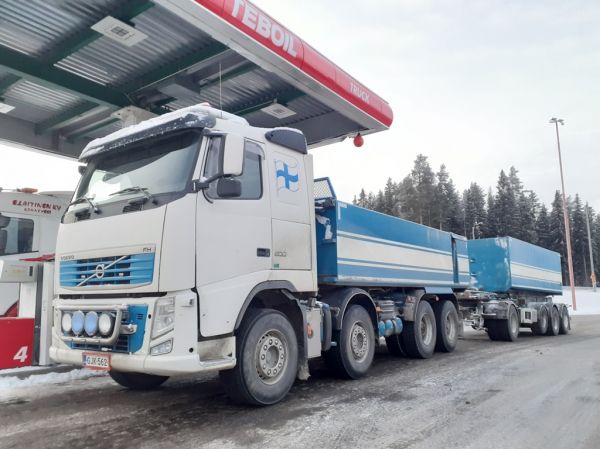 V Kuusraisen Volvo FH600
V Kuusraisen Volvo FH600 sorayhdistelmä.

Avainsanat: Kuusrainen Volvo FH600 ABC Hirvaskangas