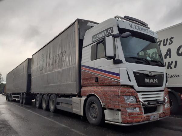 V Leinon MAN TGX 35.580
V Leino Oy:n MAN TGX 35.580 täysperävaunuyhdistelmä.
Avainsanat: Leino MAN TGX 35.580 ABC Hirvaskangas Movere