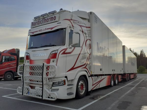 V Pöllän Scania S650
V Pöllän Scania S650 täysperävaunuyhdistelmä.
Avainsanat: Pöllä Scania S650 ABC Hirvaskangas