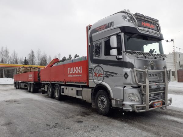 V&S Harjun DAF XF530
V&S Harjun nosturilla varustettu DAF XF530 täysperävaunuyhdistelmä.
Avainsanat: Harju DAF XF530 Ruukki Shell Hirvaskangas