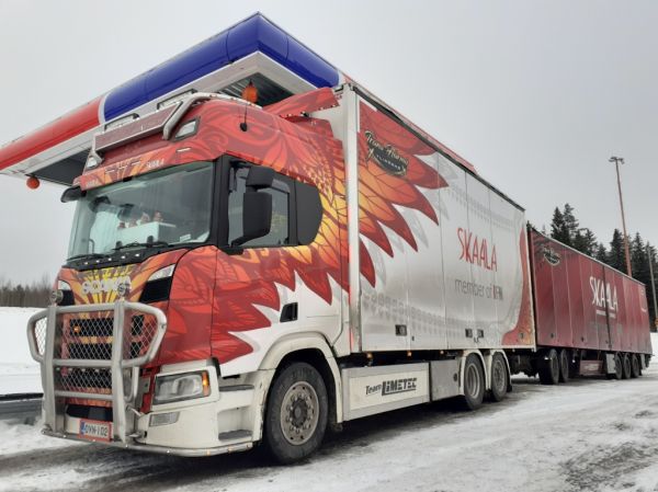 Kuljetusliike Trans-Härmän Scania R500
Kuljetusliike Trans-Härmä Oy:n Scania täysperävaunuyhdistelmä.
Avainsanat: Trans-Härmä Valkonen Scania ABC Hirvaskangas Skaala