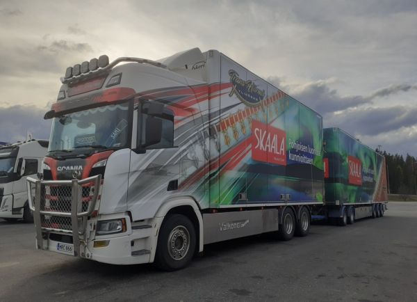 Kuljetusliike Trans-Härmän Scania
Kuljetusliike Trans-Härmä Oy:n Scania täysperävaunuyhdistelmä.
Avainsanat: Trans-Härmä Valkonen Scania ABC Hirvaskangas Skaala Sami