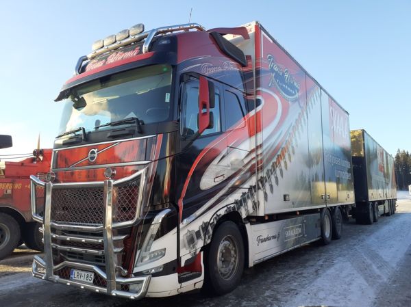 Kuljetusliike Trans Härmän Volvo FH
Kuljetusliike Trans Härmä Oy:n Volvo FH täysperävaunuyhdistelmä.
Avainsanat: Trans-Härmä Valkonen Volvo FH Skaala ABC Hirvaskangas