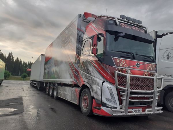 Kuljetusliike Trans Härmän Volvo FH
Kuljetusliike Trans Härmä Oy:n Volvo FH täysperävaunuyhdistelmä.
Avainsanat: Trans-Härmä Valkonen Volvo FH Skaala ABC Hirvaskangas