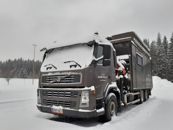 Vaaran Aihkitalojen Volvo FM
Vaaran Aihkitalot Oy:n nosturilla varustettu Volvo FM.

Avainsanat: Vaaran Aihkitalot Volvo FM ABC Hirvaskangas