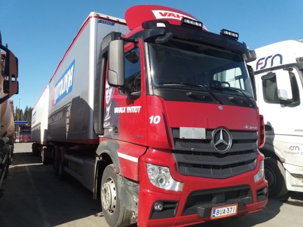 Vähälä-Yhtiöiden MB 2551 Actros
Vähälä-Yhtiöiden MB 2551 Actros täysperävaunuyhdistelmä.
Avainsanat: Vähälä MB 2551 Actros ABC Hirvaskangas 10 Kiitolinja