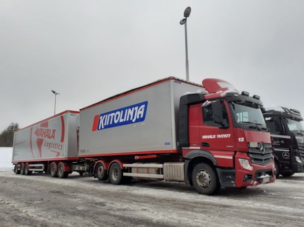 Vähälä-Yhtiöiden MB 2551 Actros
Vähälä-Yhtiöiden MB 2551 Actros täysperävaunuyhdistelmä.
Avainsanat: Vähälä MB 2551 Actros Shell Hirvaskangas 12