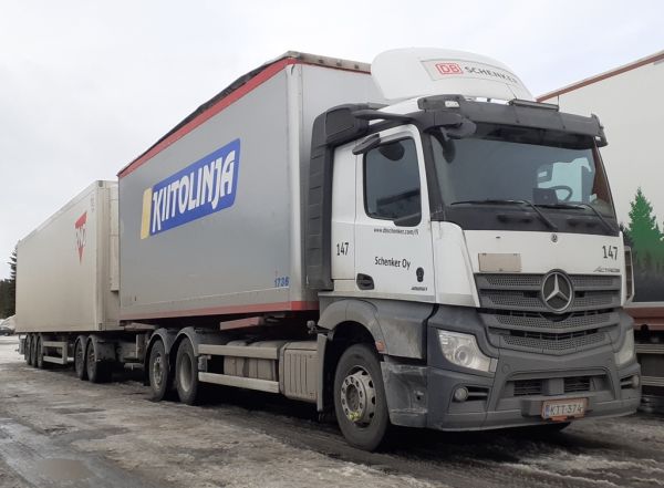 Schenkerin MB 2851 Actros
Schenker Oy:n MB 2851 Actros täysperävaunuyhdistelmä.
Avainsanat: Schenker MB 2851 Actros ABC Hirvaskangas 147 Kiitolinja