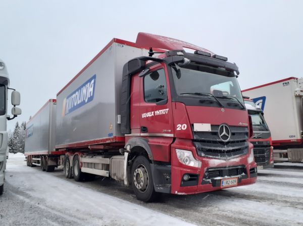Vähälä-Yhtiöiden MB 2545 Actros
Vähälä-Yhtiöiden MB 2545 Actros täysperävaunuyhdistelmä.
Avainsanat: Vähälä MB 2545 Actros ABC Hirvaskangas 20 Kiitolinja