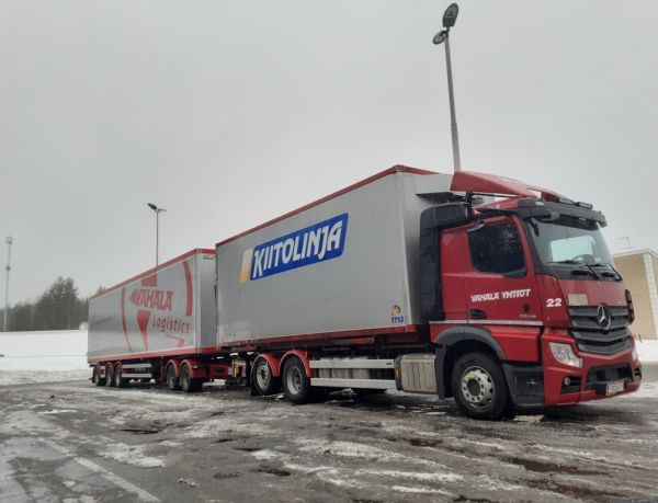 Vähälä-Yhtiöiden MB 2545 Actros
Vähälä-Yhtiöiden MB 2545 Actros täysperävaunuyhdistelmä.
Avainsanat: Vähälä MB 2545 Actros Shell Hirvaskangas 22 Kiitolinja