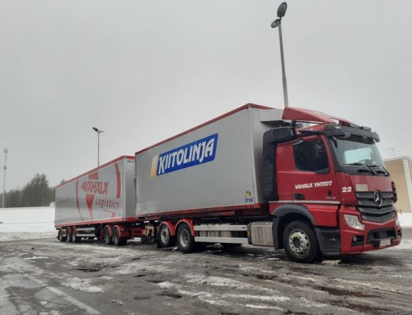 Vähälä-Yhtiöiden MB 2545 Actros
Vähälä-Yhtiöiden MB 2545 Actros täysperävaunuyhdistelmä.
Avainsanat: Vähälä MB 2545 Actros Shell Hirvaskangas 22