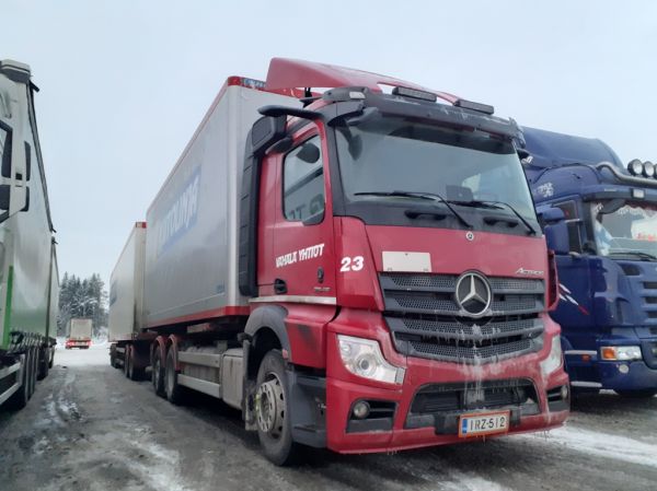 Vähälä-Yhtiöiden MB 2545 Actros 
Vähälä-Yhtiöiden MB 2545 Actros täysperävaunuyhdistelmä. 
Avainsanat: Vähälä MB 2545 Actros ABC Hirvaskangas 23