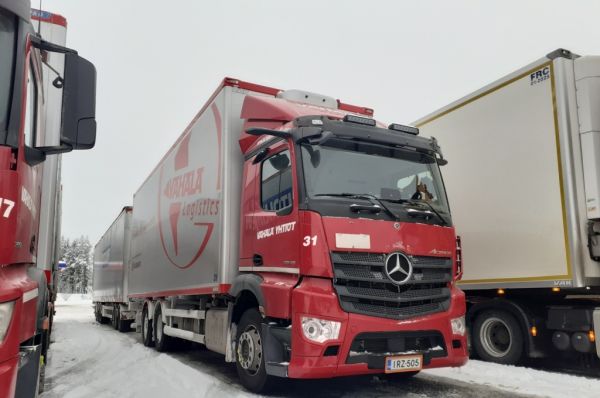 Vähälä-Yhtiöiden MB 2545 Actros 
Vähälä-Yhtiöiden MB 2545 Actros täysperävaunuyhdistelmä. 
Avainsanat: Vähälä MB 2545 Actros ABC Hirvaskangas 31 Kiitolinja