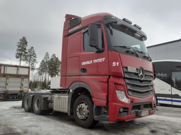 Vähälä-Yhtiöiden MB Actros 
Vähälä-Yhtiöiden MB Actros rekkaveturi.
Avainsanat: Vähälä MB Actros 51