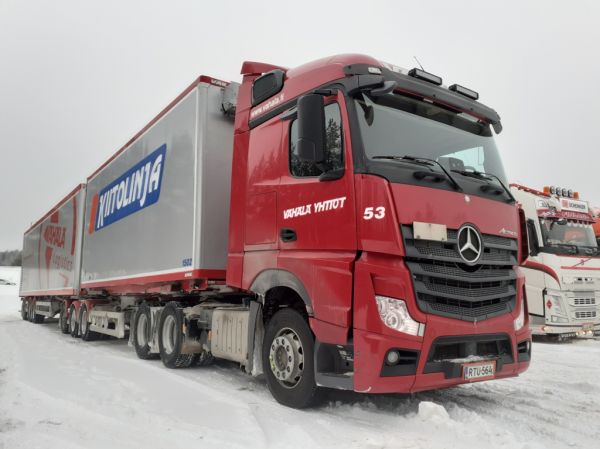 Vähälä-Yhtiöiden MB Actros 
Vähälä-Yhtiöiden MB Actros b-juna.
Avainsanat: Vähälä MB Actros Shell Hirvaskangas B-juna 53