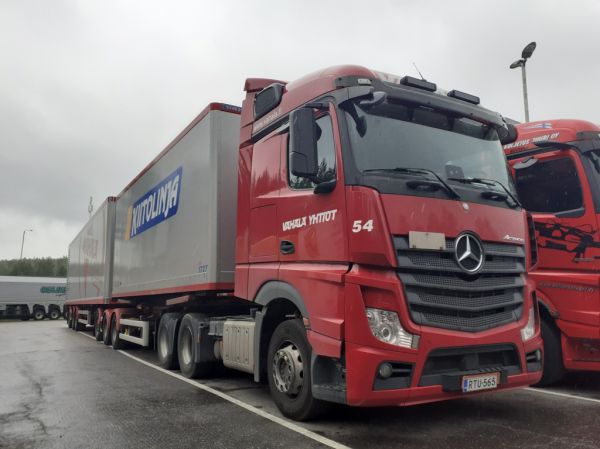 Vähälä-Yhtiöiden MB Actros 
Vähälä-Yhtiöiden MB Actros b-juna.
Avainsanat: Vähälä MB Actros Shell Hirvaskangas B-juna 54 Kiitolinja